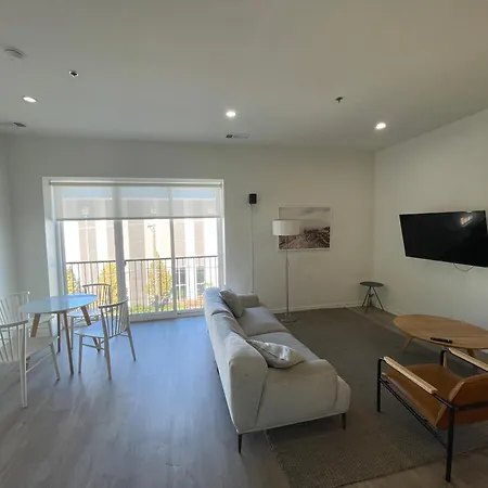 Stylish Shared Condo Minutes From Downtown Chicago, 1Bedroom And Shared Access