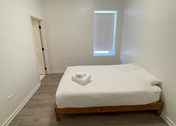 Stylish Shared Minutes From Downtown Chicago, 1bedroom And Shared Access Chicago